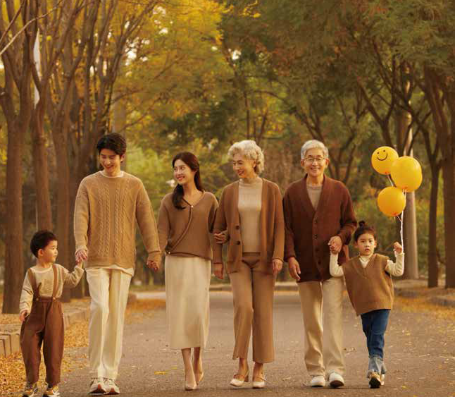 老人与小孩牵手走在公园小路