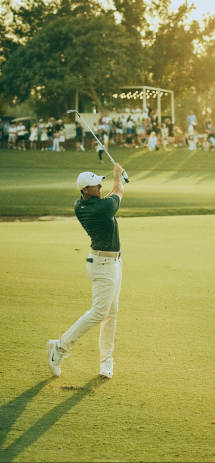 高尔夫球手挥杆